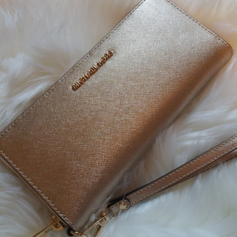 offers?♦️MK Jet Set Continental Wallet